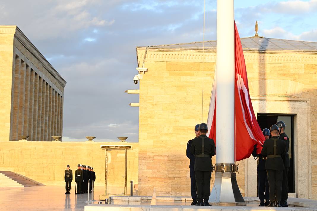 Türk bayrağının gönderden hiç inmediği yer 4